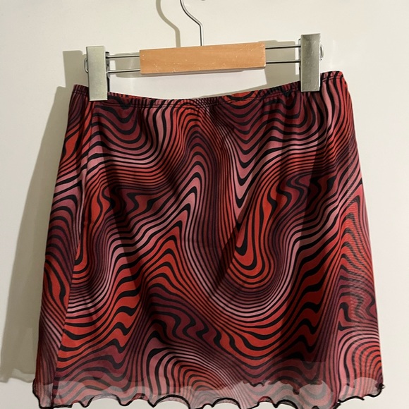 ASOS DESIGN abstract wavy print skort, size 2, red black - Picture 3 of 4